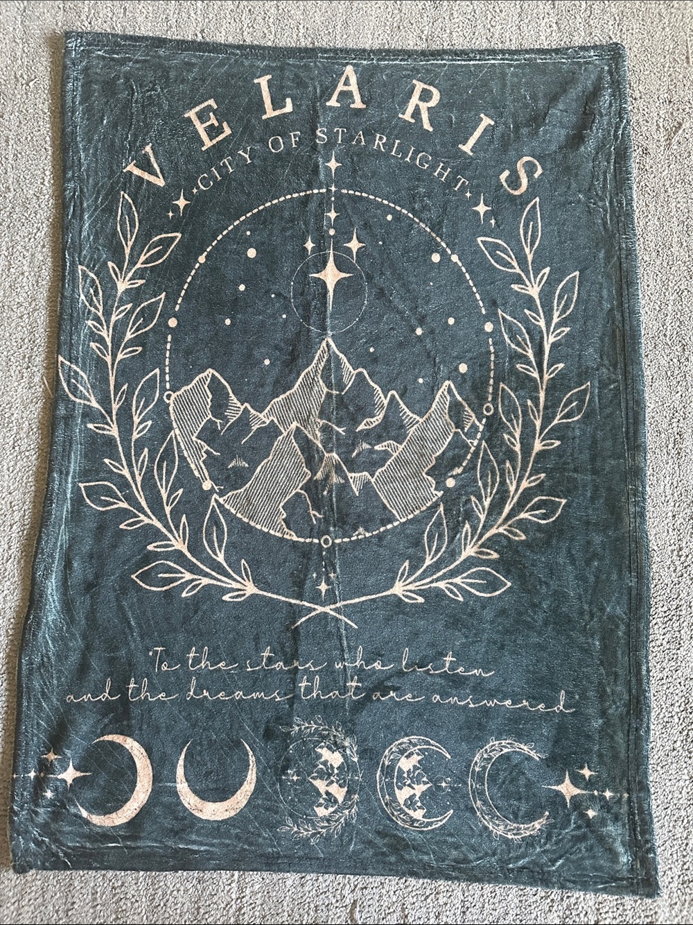 A Court of Thorns and Roses blanket